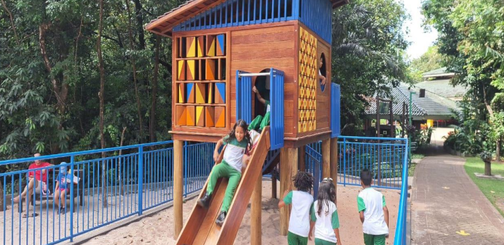 Crianças brincando em uma playground no Parque Botânico de São Luiz