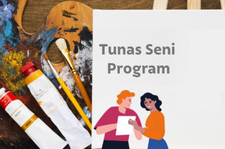 Paint and brushes in the background. On one canvas is the phrase "Tunas Seni Program"