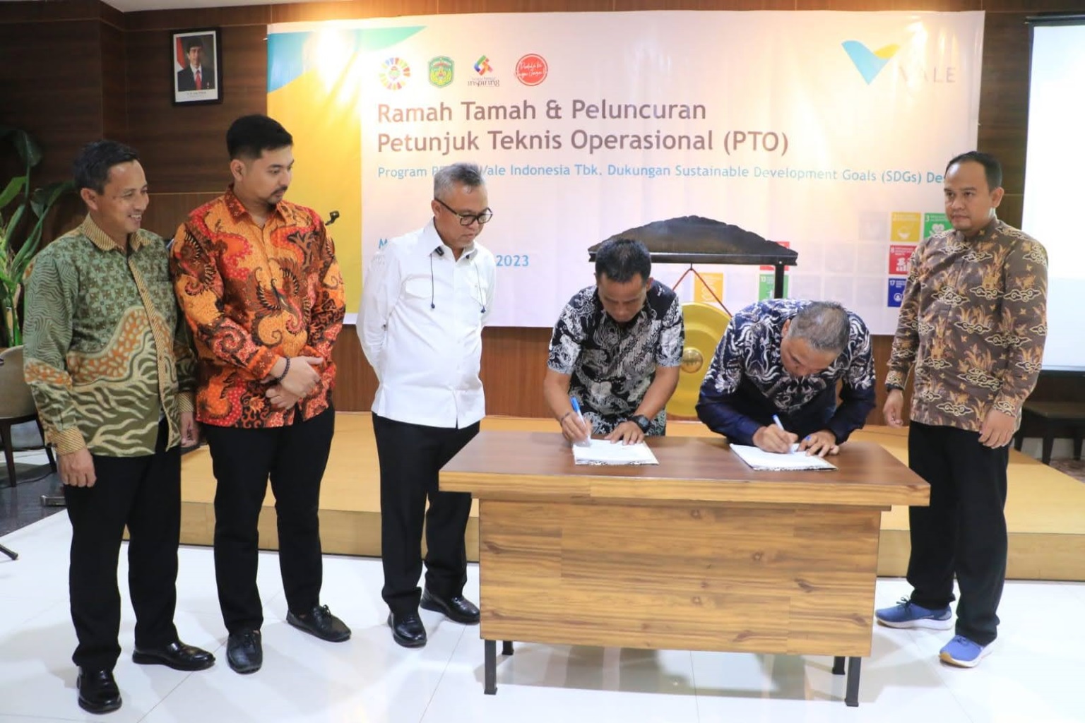Teken PTO. Direktur Hubungan Luar PT Vale Endra Kusuma meneken PTO SDGs Desa bersama Kepala Dinas Pemberdayaan Masyarakat Desa (PMD) Luwu Timur Halsen,di Hotel Maleo, Rabu (4/09/2023).