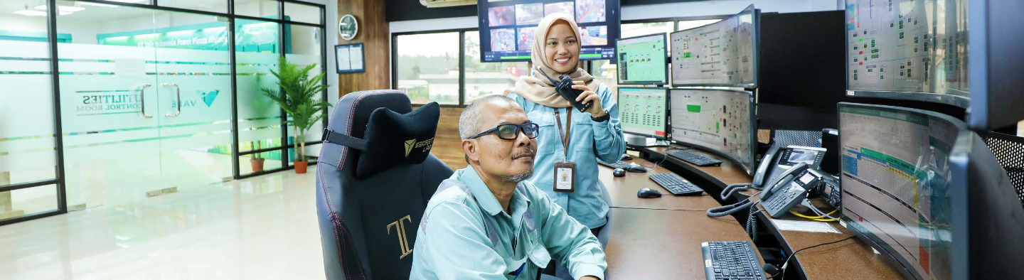 Indonesia di depan komputer di salah satu fasilitas kerja.