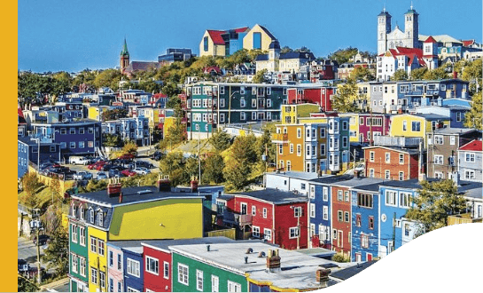 Vista para St. John’s com diversas casas/prédios coloridos.