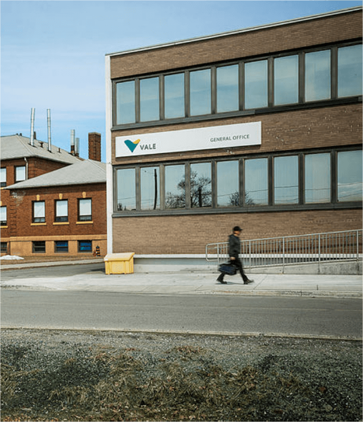 Entrada do escritório geral da Vale no Canadá. Um prédio de dois andares com janelas espelhadas e o logo Vale